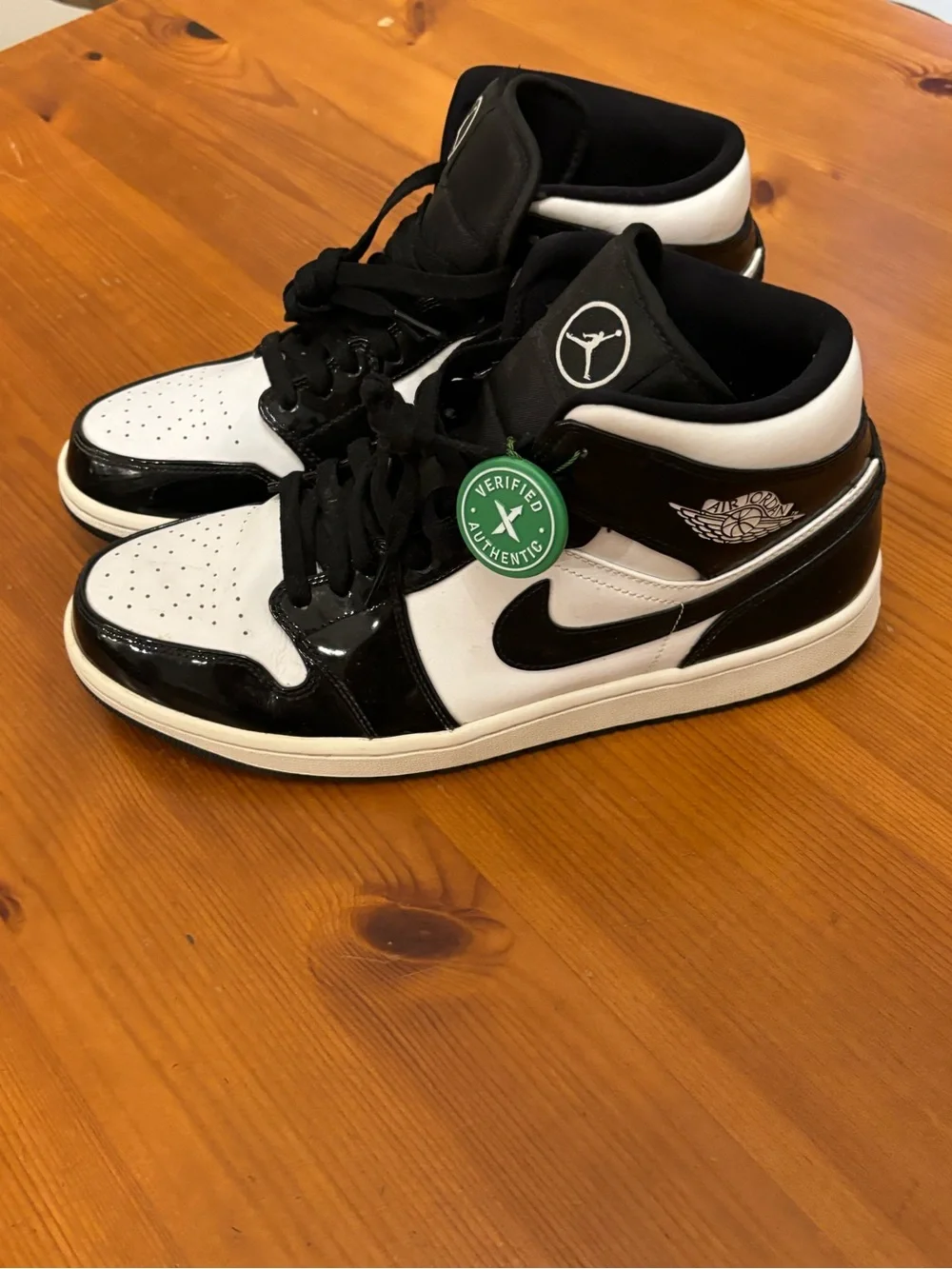 Jordan Men’s High-Top Sneakers in Black and White (size: 11)